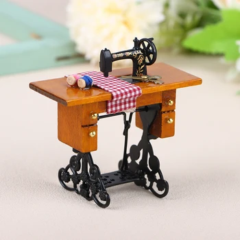 1 шт. Миниатюрная мебель для кукольного домика, деревянная швейная машинка с ножницами для ниток, модельные аксессуары, имитирующая швейную машинку